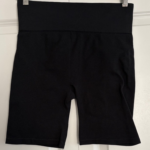 New Balance Women's Ribbed Black Bike Shorts Size L - Picture 1 of 6
